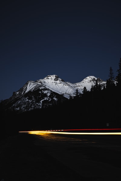 雪山附近道路的延时摄影